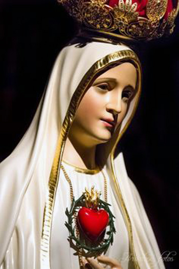 Crowned statue of Our Lady of Fatima